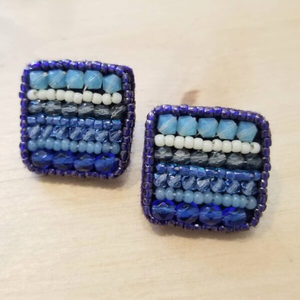 ビーズ刺繍ピアス